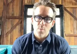 Ryan Reynolds střílí do vlastních řad. A Hugh Jackman u toho tentokrát není!