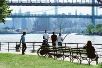 O skládání prádla, masových hrobech a strachu o kina. Scenáristka Nora K píše z New Yorku