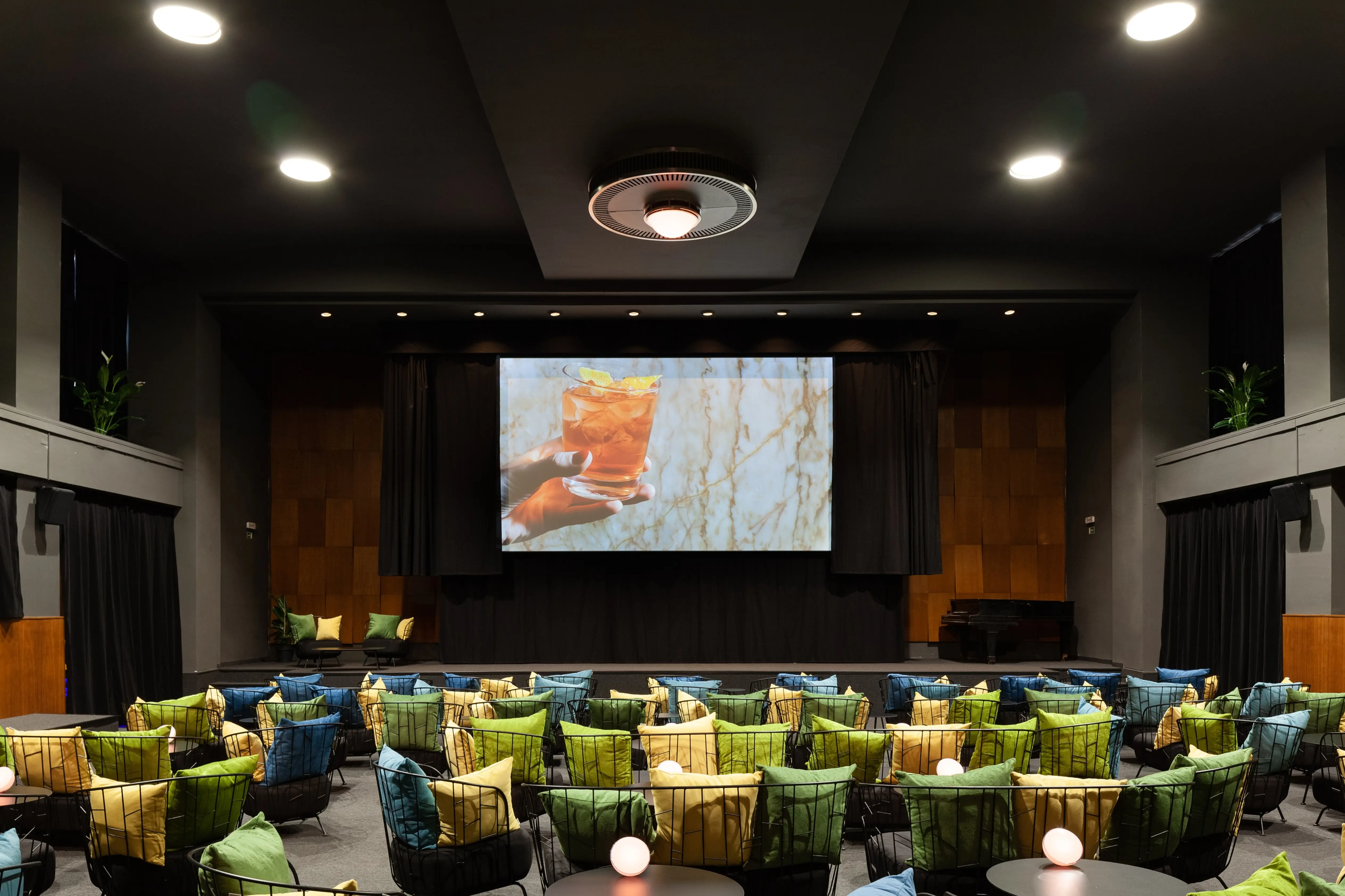 v-kine-jako-u-sebe-v-obyvaku