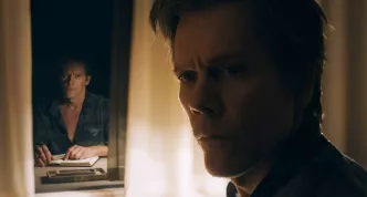 Trailer: Kevin Bacon si "užívá" vlastní Osvícení v produkci hororových mistrů