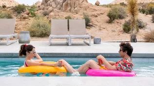 Trailer: Palm Springs - komedie s časovou smyčkou, která vede k nekonečné romanci