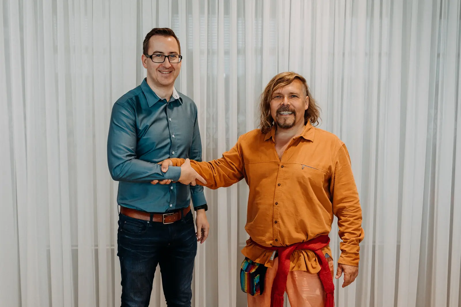 V roce 2020 prodal Petr Vachler (vpravo) web Kinobox.cz Martinu Hájkovi, majiteli společnosti Livesport.