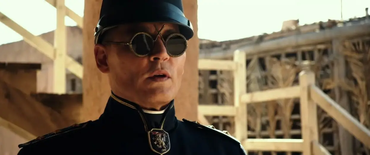 Trailer: Kdo je tady barbar? Johnny Depp a Robert Pattinson uprostřed africké pouště