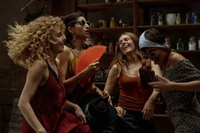 Úrsula Corberó, Alba Flores