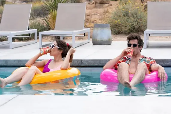 Recenze: Palm Springs - nejpohodovější film léta?