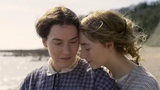 Kate Winslet a zakázaná láska mezi zkamenělinami. První trailer k dobovému dramatu Ammonite