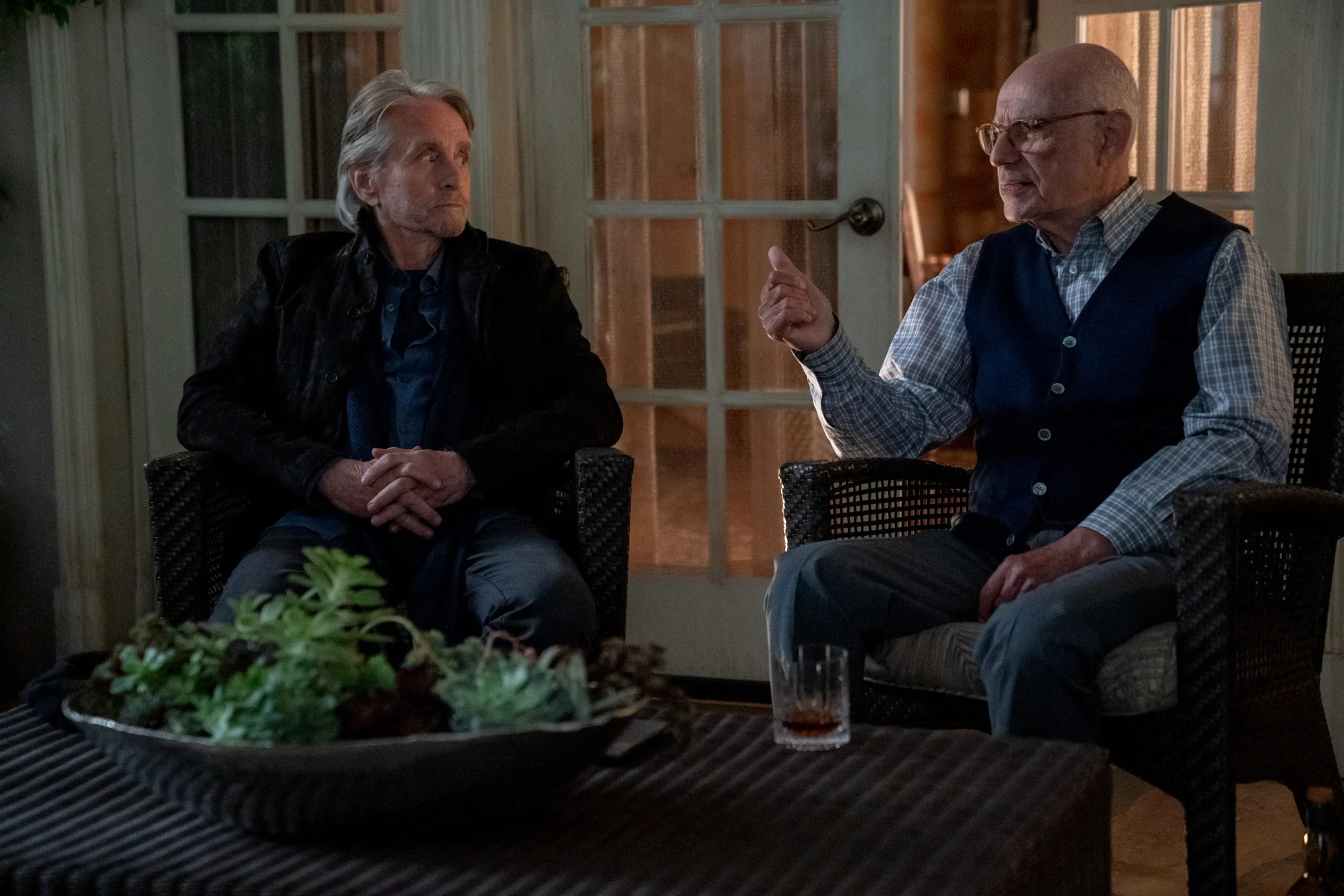 Recenze: Kominského metoda (2. řada) - Michael Douglas a Alan Arkin zvládají s humorem výpadky paměti, sex na lécích a blížící se smrt