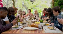 Andrew Santino - Přátelé, k večeři (2020), Obrázek #1