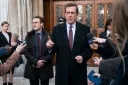 Dr. House vyměnil sarkasmus a lékařský plášť za nelítostnou politiku