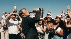 Dánský filmový hit Chlast se nebojí ukázat světlé stránky opilosti. Psychiatra Nešpora by nepotěšil