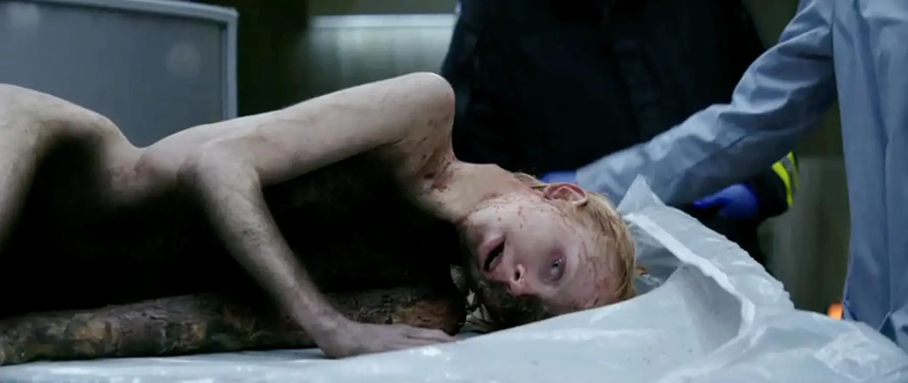 filmove-horory-ktere-by-mely-mit-v-titulcich-napsano-nocni-mury-zaruceny-3