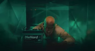 Bruce Willis je zpátky jako John McClane... v reklamě na autobaterie