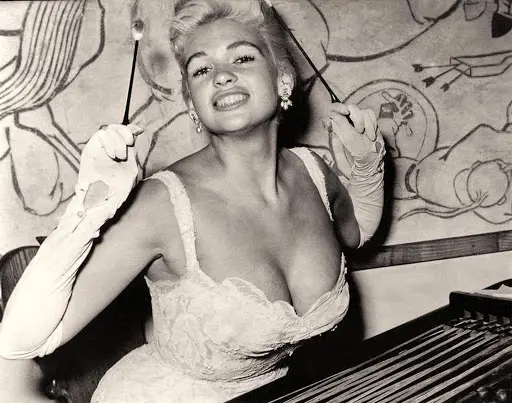 sexsymboly-60-let-jake-byly-a-jak-zestarly-nejobdivovanejsi-krasky-z-rane-ery-bondgirls-10