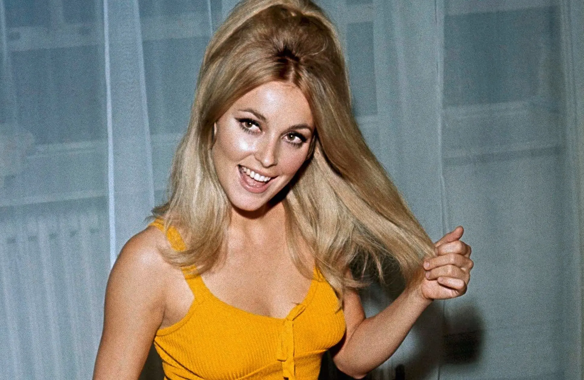 sexsymboly-60-let-jake-byly-a-jak-zestarly-nejobdivovanejsi-krasky-z-rane-ery-bondgirls-21