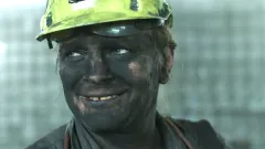 Horník, jemuž zavřeli důl, vyráží na kurz programování. Může člověk navázat vztah se strojem? Nejen o tom pojednává ceněný film Nová šichta