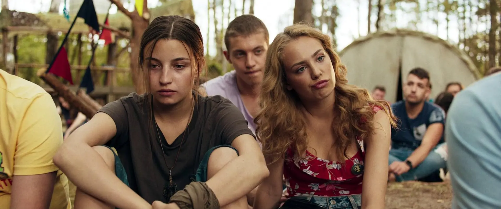 brutalni-sadisticky-horor-dnes-v-noci-v-lese-nikdo-nespi-ukazuje-ze-zakaz-vychazeni-po-devate-vecer-vlastne-neni-uplne-spatny-4