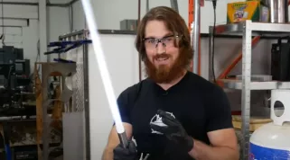 Fanoušci vyrobili světlený meč ze Star Wars. A hned ho i otestovali