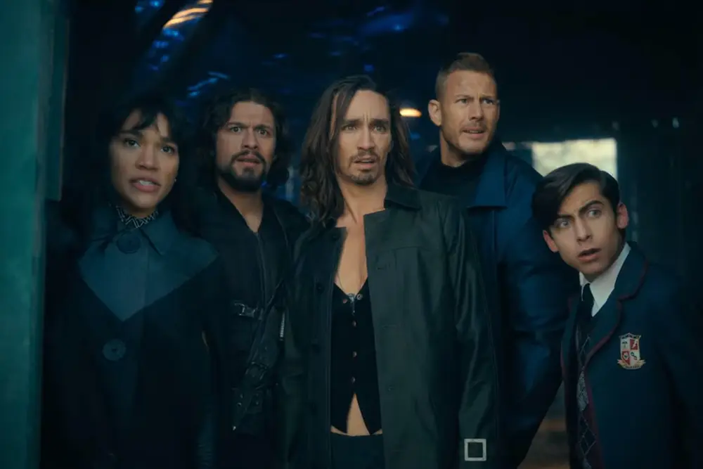 Recenze: Umbrella Academy - Rodina ztroskotanců, světová apokalypsa a humor. Tenhle seriál nemá konkurenci