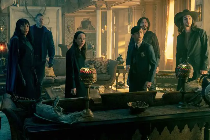 recenze-umbrella-academy-rodina-narusenych-hrdinu-se-snazi-opakovane-zabranit-apokalypse-pokazde-to-ale-dopadne-jinak-nez-by-chteli