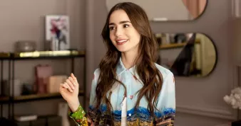 Romantická Paříž, mladá markeťačka Lily Collins a komplikovaná láska. Oblíbený seriál od Netflixu se brzy vrátí