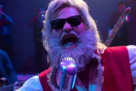 Recenze: Vánoční kronika - Bravo! Konečně film, v němž si přitažlivý "dědula" Kurt Russell dělá legraci z amerického symbolu Vánoc