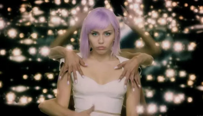 Černé zrcadlo: Seriál pojednávající o hrůzách budoucnosti provázejí právní tahanice