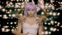 Černé zrcadlo: Seriál pojednávající o hrůzách budoucnosti provázejí právní tahanice