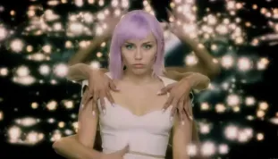 Černé zrcadlo: Seriál pojednávající o hrůzách budoucnosti provázejí právní tahanice