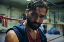 Stínohra: Nový film Petra Bebjaka pojednává o rozchodu, tragické smrti a schopnosti odpustit sám sobě. Producent našel inspiraci ve vlastním životě