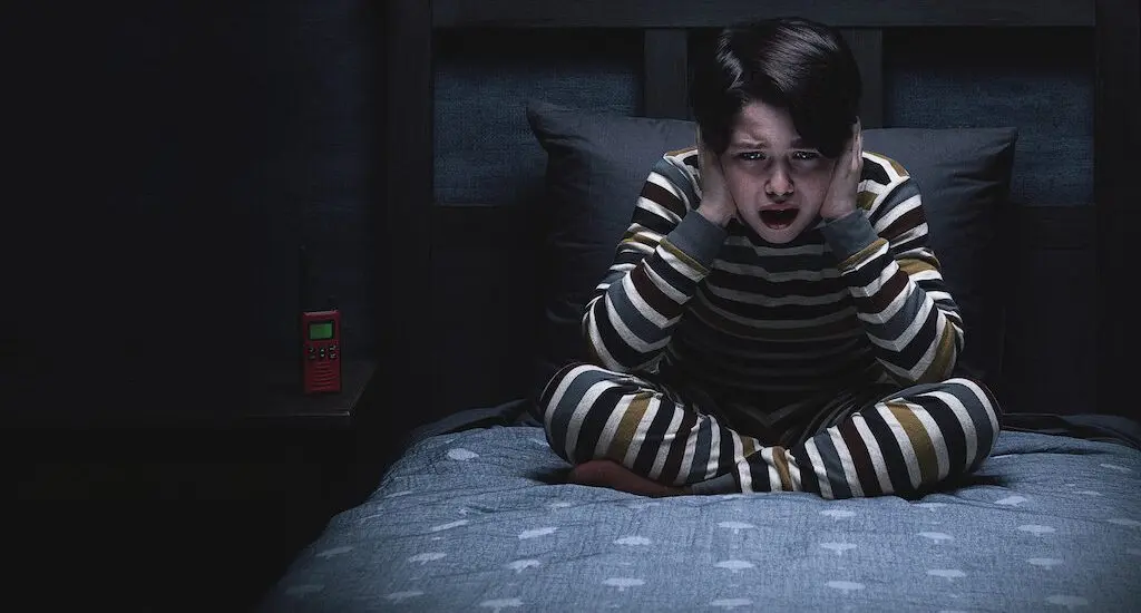 Recenze: Hlasy - Jeden z nejlepších hororů letošního roku názorně ukazuje, proč se nevyplácí naslouchat mrtvým. Obzvlášť když přijdou rovnou z pekla