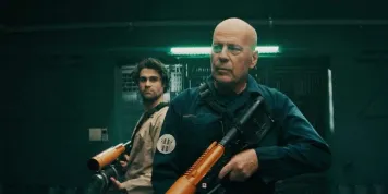 Recenze: Nezvaný host - Bruce Willis v dalším laciném béčku, ale tentokrát alespoň kosí zombíky ve vesmíru