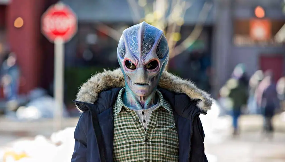 Resident Alien: V novém komediálním seriálu řeší policie vraždu za pomoci doktora-mimozemšťana