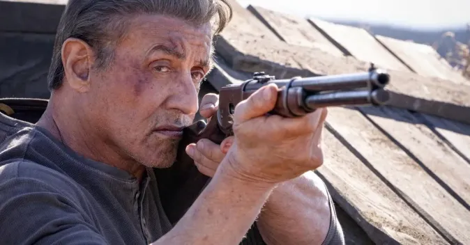 Ryzí superhrdina ze staré školy se blíží. Sylvester Stallone na první fotce ukazuje nadlidskou sílu