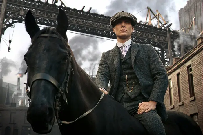 Úspěšnou televizní gangsterku Peaky Blinders čeká poslední série. Příběh seriálu tím ale neskončí