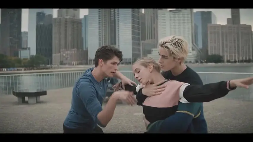 krasotinky-sokujici-a-zaroven-pravdivy-pribeh-mladistvych-touzicich-po-slave-3