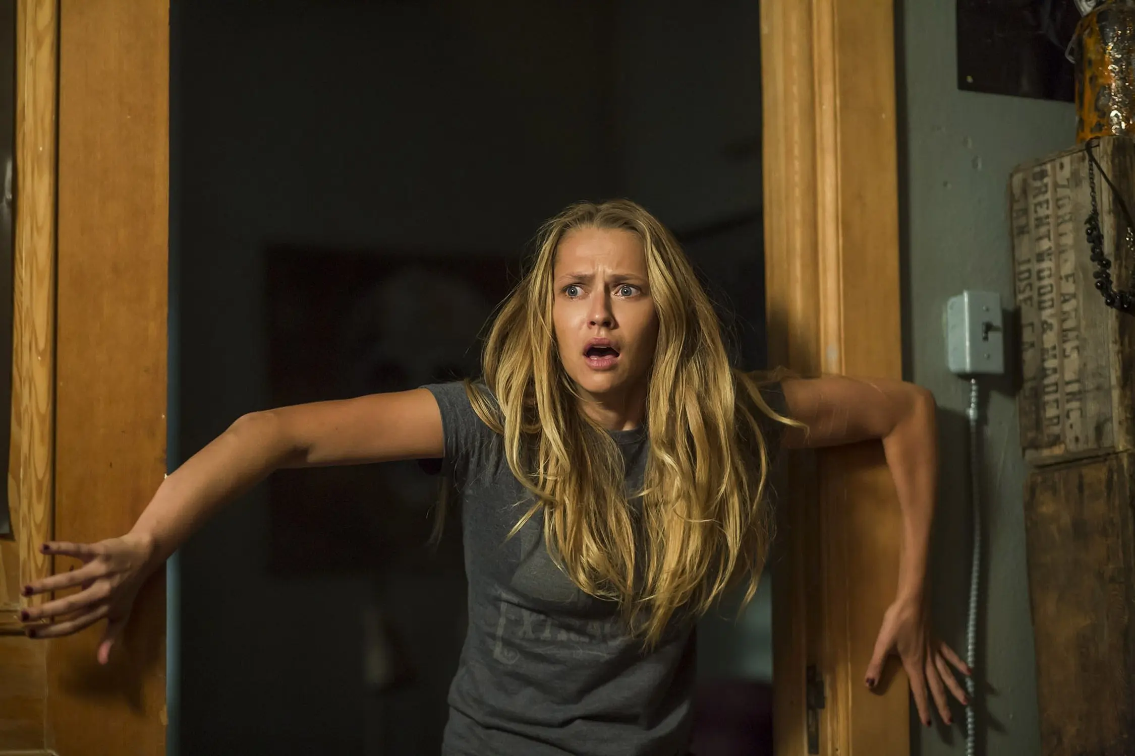 Zhasni a zemřeš: Prostý hororový příběh zaručeně přivodí noční můry a strach ze tmy