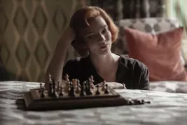 Největší favorité 78. ročníku Zlatých glóbů: Černobílé retro Davida Finchera, různé tváře Sachy Barona Cohena, #MeToo mstitelka či geniální šachistka