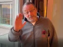 Nový symbol boje s koronavirem: Slavný francouzský herec Jean Reno posílá slova podpory lidem z pražské Nemocnice Na Homolce