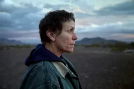 Komentáře týdne: Oscarový favorit Země nomádů vypráví o osamělé ženě, jejíž diagnózou je neschopnost a strach. Porotci festivalů se tetelí blahem