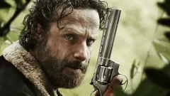 Rick Grimes se vrátí spolu s filmovou verzí Živých mrtvých. Jak moc se bude novinka od seriálu lišit?