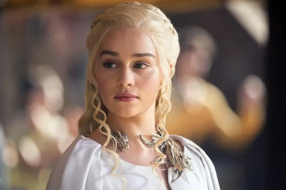 Secret Invasion možná dostane nečekanou posilu. Do Marvelu vstupuje Matka draků Emilia Clarke!