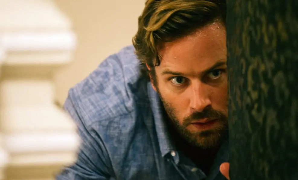 Nadějnému herci definitivně rozvrací kariéru nařčení z kanibalismu a sexuálního zneužívání, která pronásledují celou bohatou dynastii.