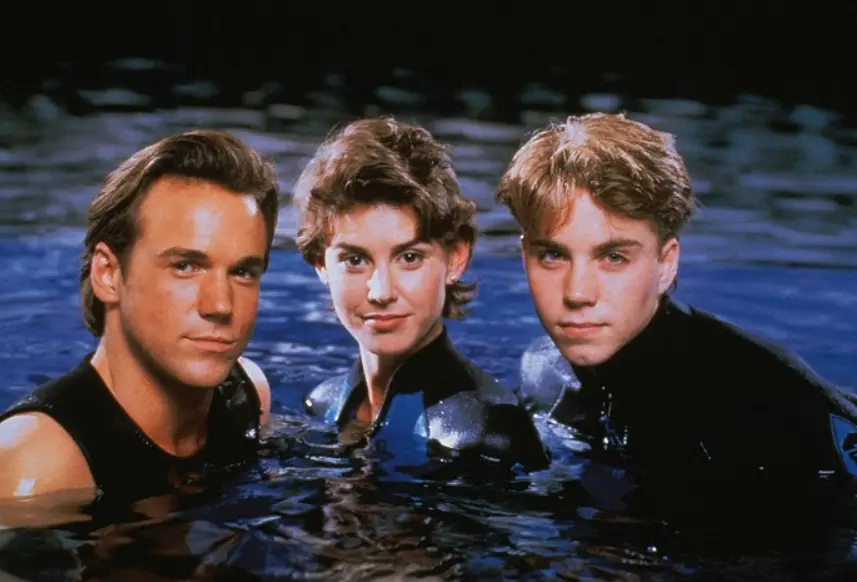 Jonathan Brandis (vpravo) ve Strážci moře