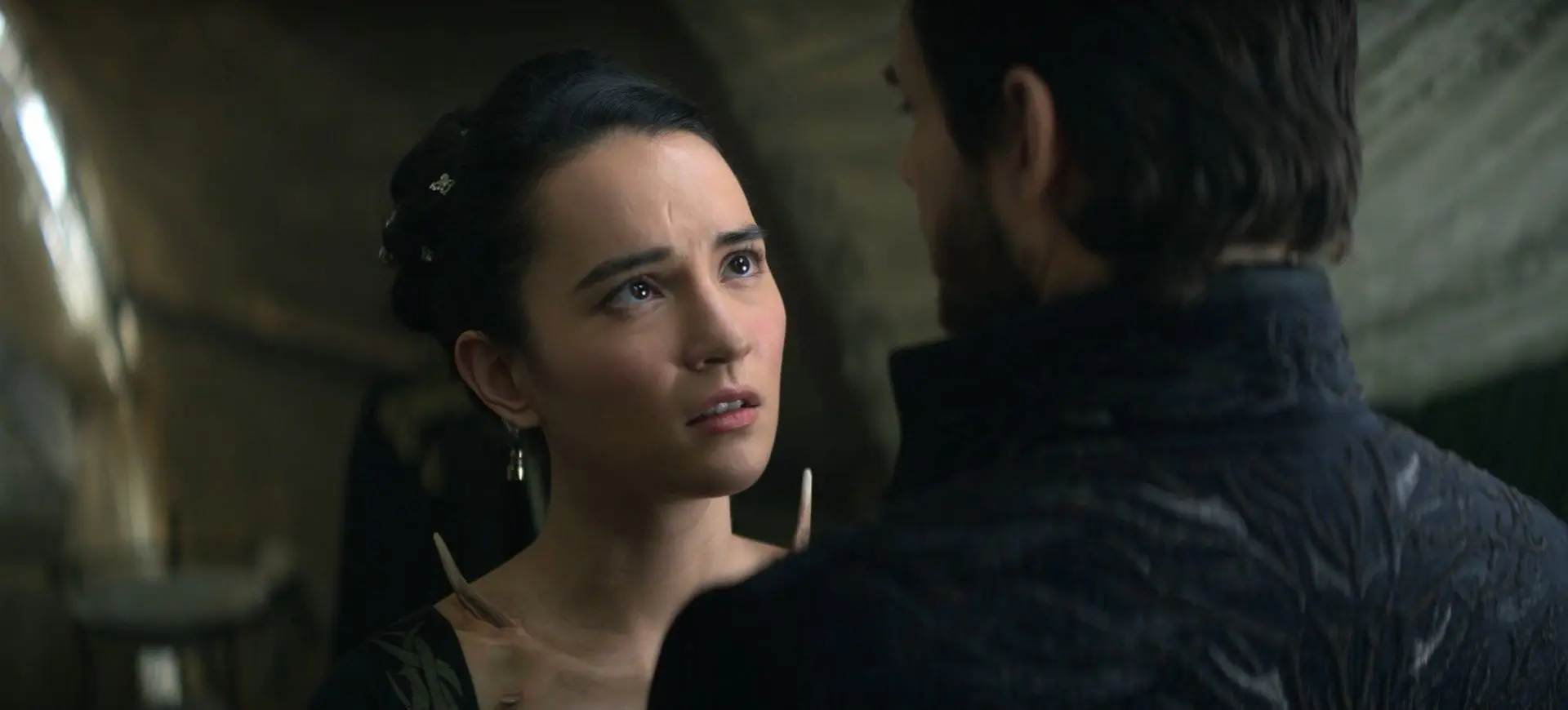 serial-svetlo-a-stiny-ukazuje-svet-ve-kterem-je-zlo-hmatatelne-a-realne-nova-serialova-adaptace-oblibene-knihy-je-na-vrcholu-sledovanosti-12