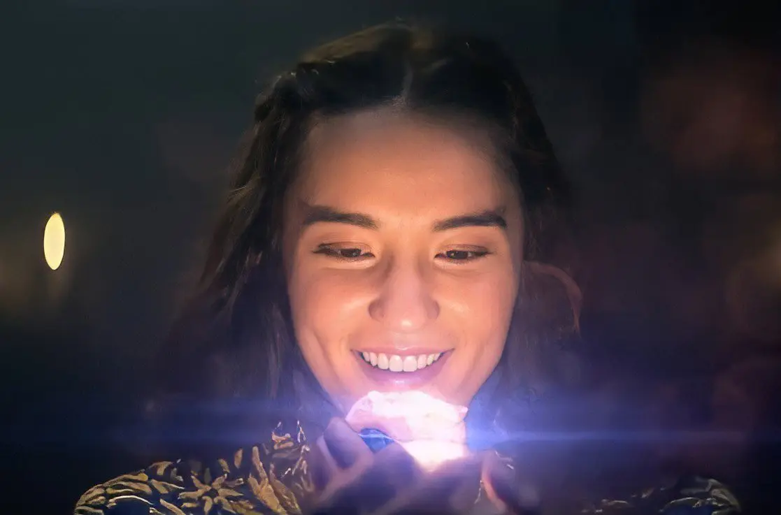 serial-svetlo-a-stiny-ukazuje-svet-ve-kterem-je-zlo-hmatatelne-a-realne-nova-serialova-adaptace-oblibene-knihy-je-na-vrcholu-sledovanosti-2