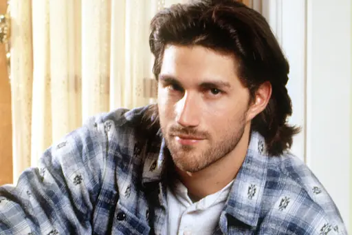 jako-jacka-v-serialu-ztraceni-ho-fanousci-milovali-dnes-je-z-nej-kral-smolaru-s-povesti-nasilnika-co-utekl-z-hollywoodu