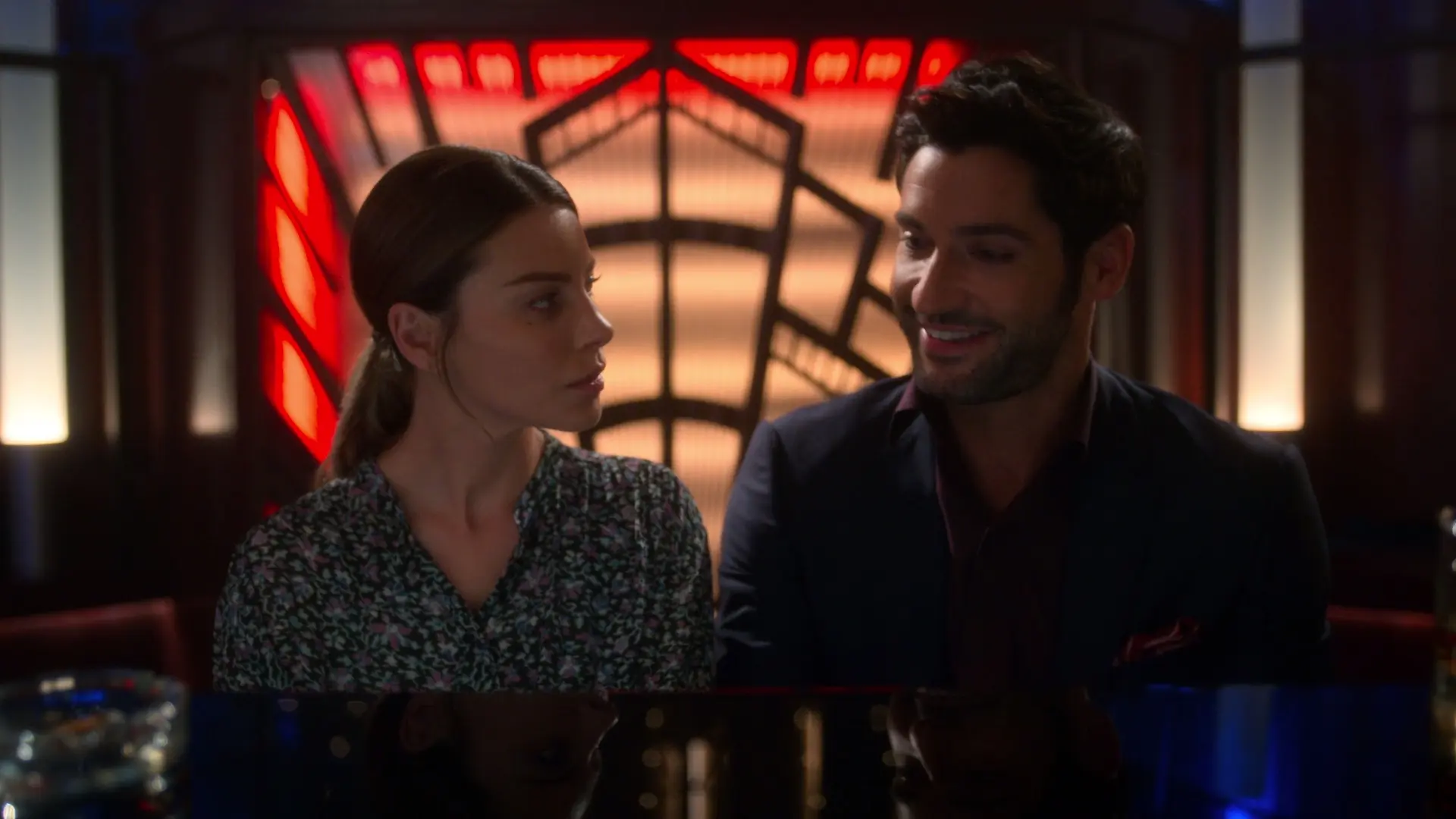 serial-lucifer-sve-divaky-opet-sokuje-krome-boje-o-pozici-noveho-boha-prinasi-smrt-dalsiho-archandela-8