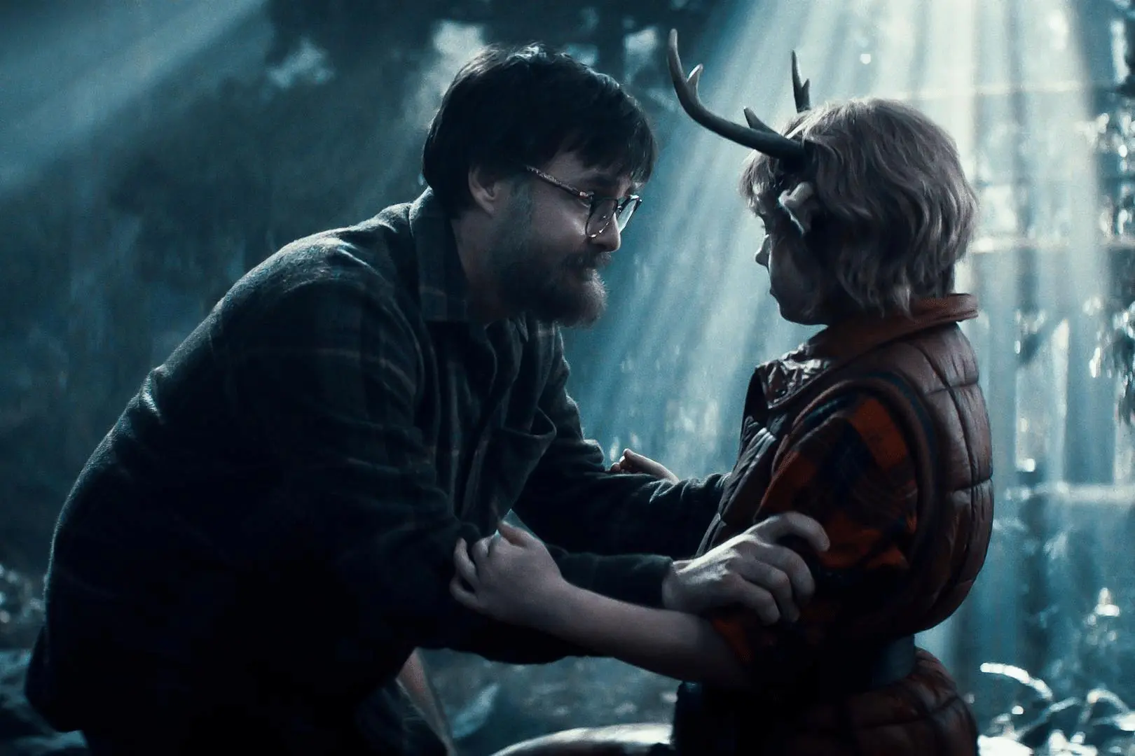 chlapec-s-parozim-jako-jedina-nadeje-pro-lidstvo-v-serialu-sweet-tooth-uvidite-co-by-se-stalo-kdyby-svet-zachvatil-horsi-virus-nez-covid-19-1