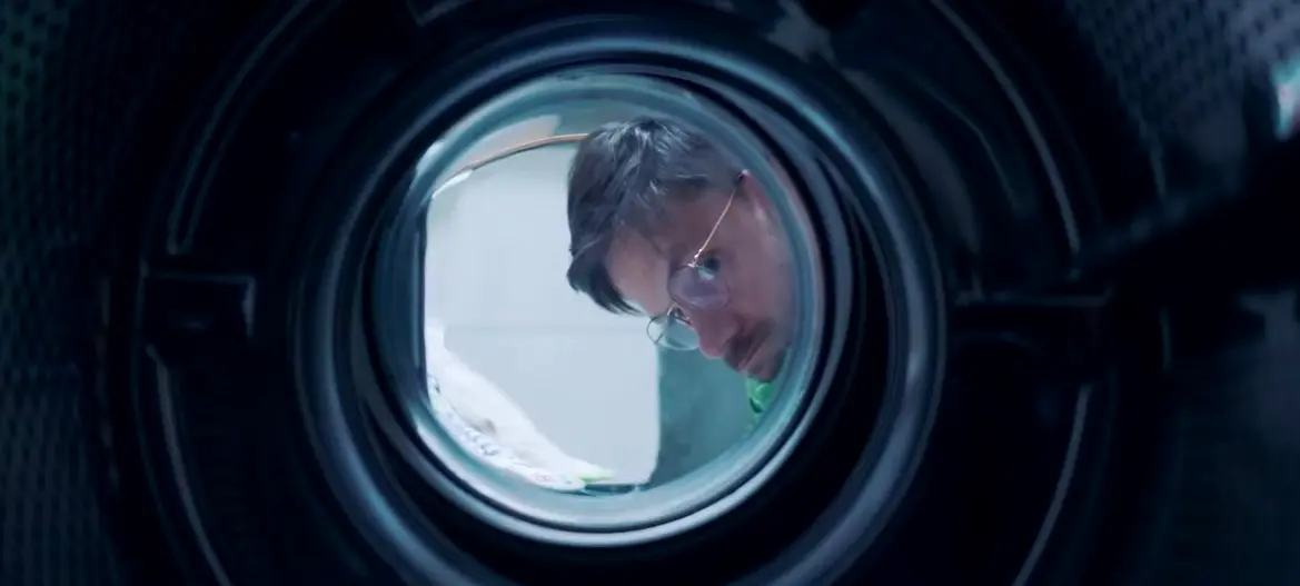 Trailer: "Příště bys mohl zvládnout ještě nádobí a pračku." Jiří Mádl zažívá, jaké to je být otcem na rodičovské "dovolené"