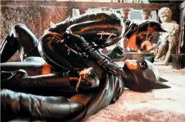 Catwoman se měla dočkat orálního sexu od Batmana. Podle vydavatelství DC se ale takto hrdinové nechovají